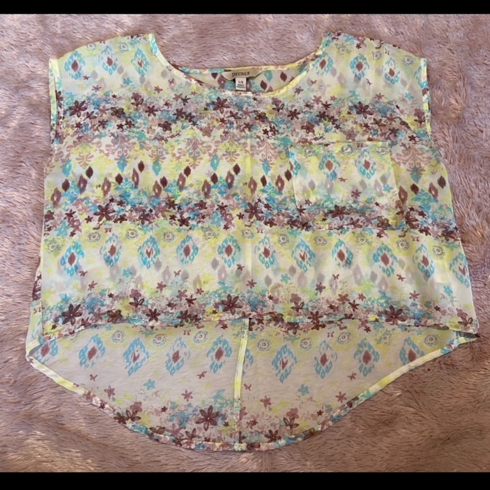 🚨 2/$10🚨 Patterned Top - Picture 2 of 3